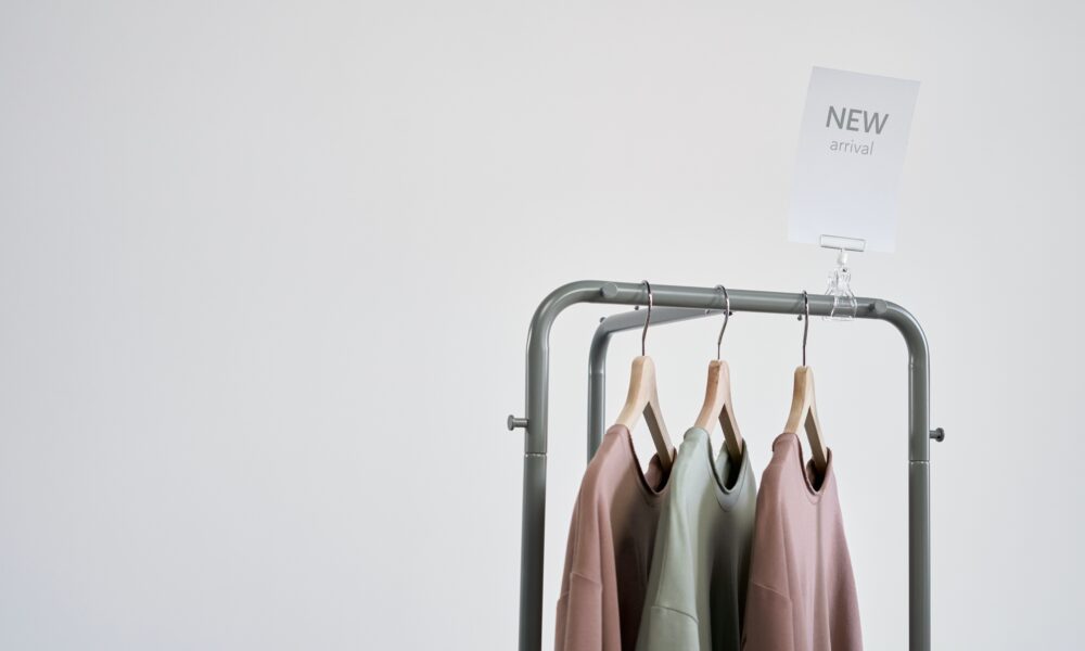 Softshell firmowy - na czym polega wyjątkowość i uniwersalność tego typu odzieży